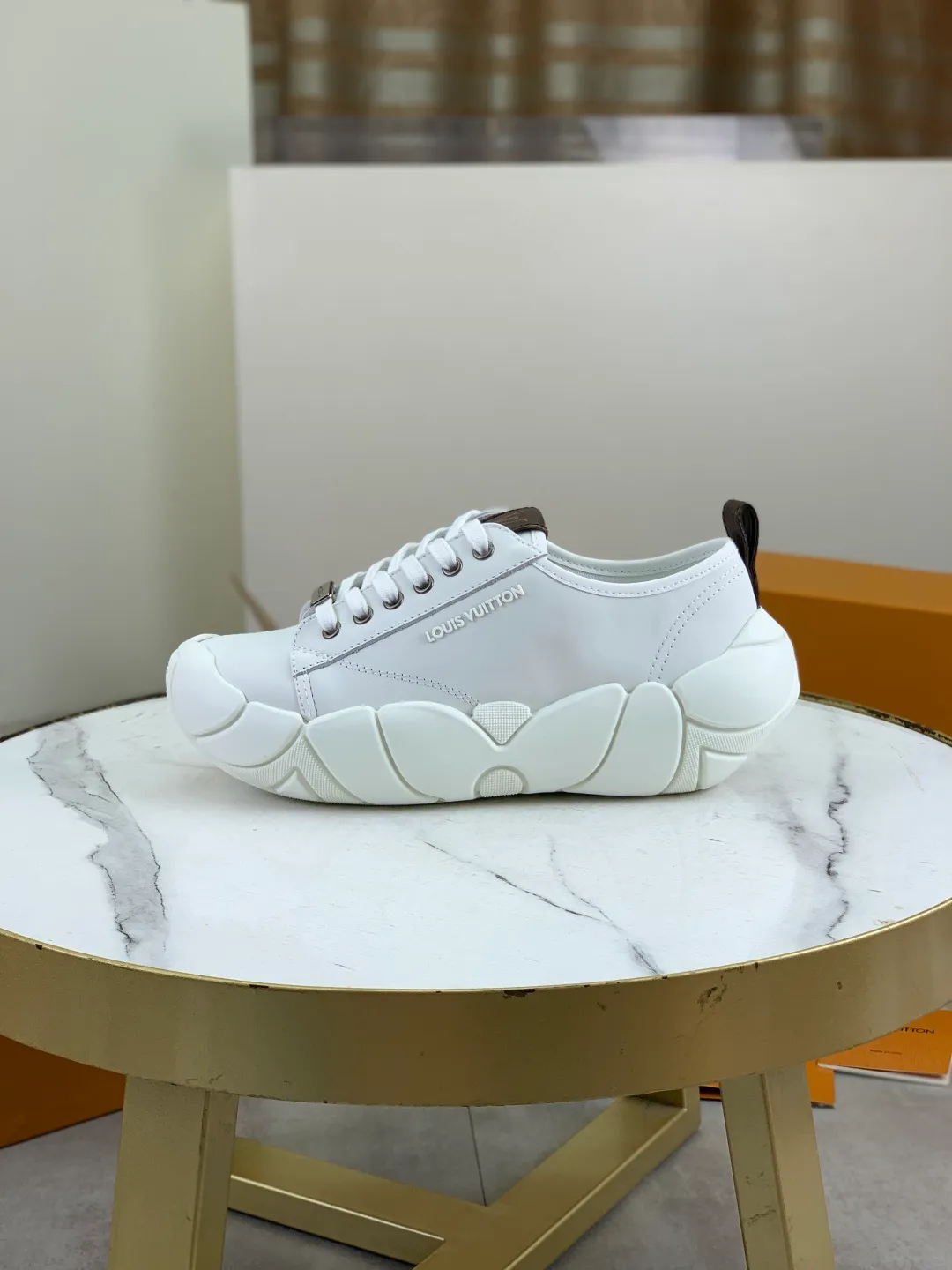 Men's men's shoes 💰P600 new style super hot 🔥 LV Bubble Bubble cloud shoes new casual sports shoes All stars have the same style. It's really good-looking and has a sense of technology and luxury. The shoe shape is smooth and not bulky, and small girls can easily handle it. TPU injection molded rice flower outsole, leather lining with breathable space mesh, molded cowhide feet, calfskin surface Code number: 35-40 (customized for 41 42) Color: black white silver